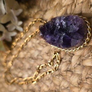 Elegant Gold Necklace with Purple Gemstone